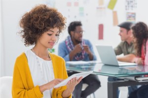 garota pesquisando qual profissão seguir