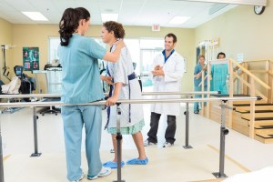 mulheres fazendo fisioterapia hospitalar